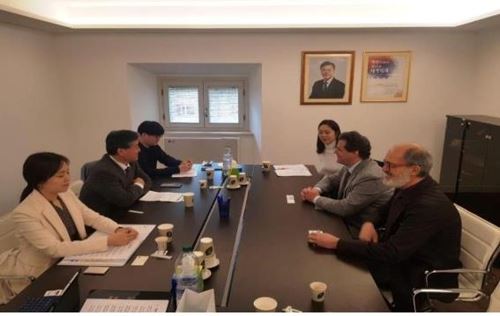 행정중심복합도시건설청 박무익 차장(왼쪽 가운데)과 이탈리아 산타체칠리아 국립음악원 줄리아니 원장(오른쪽 가운데)이 지난 3일 주이탈리아대한민국문화원(대사관)에서 공식 면담을 하고 있다.[사진=행정중심복합도시건설청]